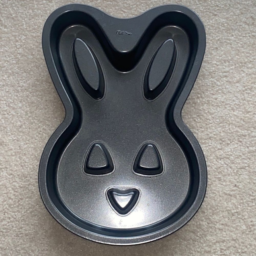 Wilton 🐰 “Easter Bunny” Tube Cake Pan!